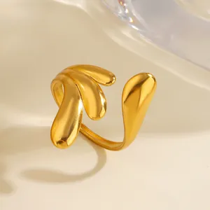Anillo abierto de acero inoxidable dorado con un diseño único de múltiples gotas de agua