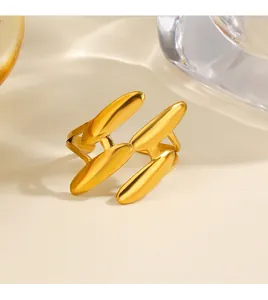 Detail eines vergoldeten mehrlagigen ovalen Rings aus Edelstahl mit offenem Design.
