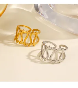 Detailopname van de golvende holle roestvrijstalen ringen in goud en zilver