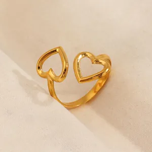 Minimalistischer goldener Edelstahlring mit elegantem Doppel-Herz-Design für Damen