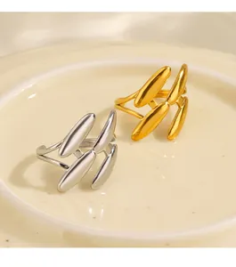 Detailaufnahme von mehrlagigen ovalen Edelstahlringen in Gold- und Silberoptik