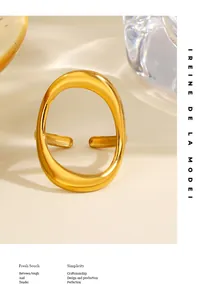 Nahaufnahme eines minimalistischen, vergoldeten, großen, hohlen Rings aus Edelstahl