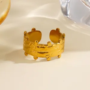 Eleganter gehämmerter Edelstahlring mit Punkttextur in Goldoptik, breites Design