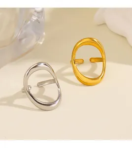 Nahaufnahme minimalistischer ovaler offener Ringe aus Edelstahl in Gold und Silber