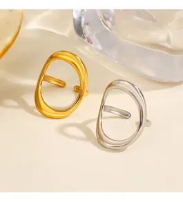 Detaillierte Makroansicht minimalistischer ovaler Hohlringe in Gold- und Silberoptik