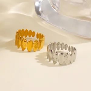 Modische Edelstahlringe in Olivenform mit Hammerschlagoptik in Gold und Silber