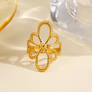 Eleganter Vintage Hohlblumen-Ring aus vergoldetem Edelstahl mit gehämmerter Textur