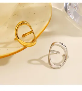 Detail von goldenen und silbernen minimalistischen ovalen hohlen Ringen mit verstellbarem Band