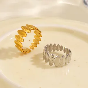 Elegante gehämmerte Edelstahlringe in Olivenform in Gold- und Silberoptik