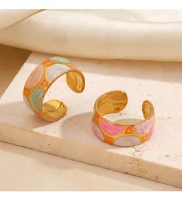 Primer plano de los patrones geométricos de esmalte colorido en estos anillos anchos