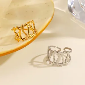 Gouden en zilveren roestvrijstalen golvende holle ringen op een keramische schaal