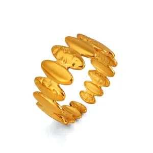 Eleganter goldener olivförmiger Edelstahlring mit Hammerschlag-Textur für Damen