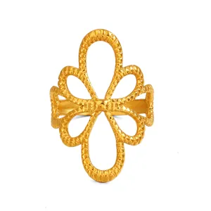 Vintage goldfarbener Edelstahlring mit strukturiertem Blumenmuster und breitem Band