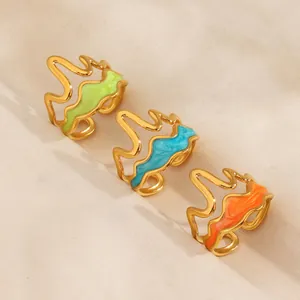 Set mit farbenfrohen gewellten Emaille-Ringen aus vergoldetem Edelstahl für Damen