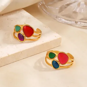 Anillos ovalados de esmalte vintage en acero inoxidable dorado con diseño abierto.