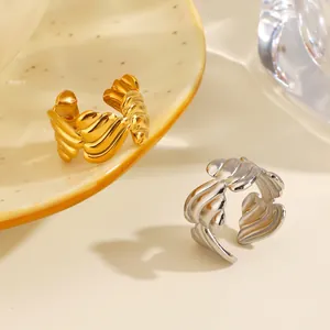 Anillos de corazón 3D con textura en acero inoxidable dorado y plateado abiertos