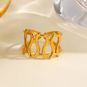 Elegante gouden roestvrijstalen golvende holle ring met een geometrisch breed bandontwerp