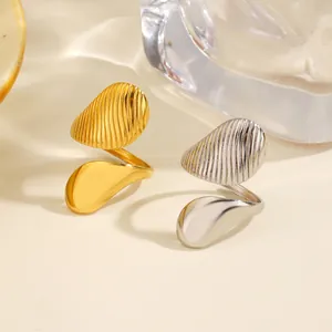 Elegantes anillos abiertos asimétricos de acero inoxidable con acabados texturizados y lisos