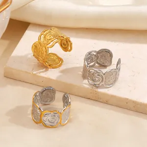 Vintage roestvrijstalen ring met reliëf roos en gehamerde textuur in goud en zilver