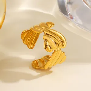 Elegante anillo ajustable de acero inoxidable dorado con diseño de corazón en 3D