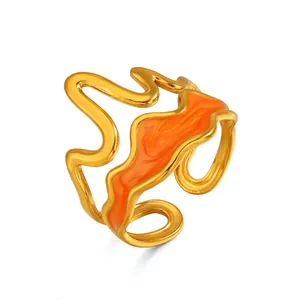 Moderner Edelstahl-Wellenring mit leuchtend orangefarbenem Emaille-Tropföl-Detail