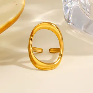 Eleganter minimalistischer goldener Edelstahlring in großer ovaler Hohlform verstellbar