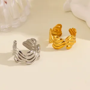 Anillos abiertos de acero inoxidable texturizados en oro y plata para mujeres modernas.