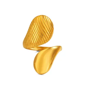 Anillo abierto asimétrico de acero inoxidable dorado con diseño de gota de agua texturizada.