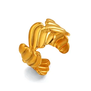 Anillo abierto de acero inoxidable dorado con diseño de corazón texturizado en 3D