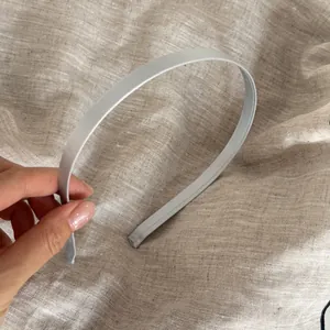 Elegante diadema fina de satén gris claro accesorio de pelo minimalista para mujer