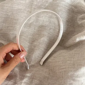 Primer plano de una diadema fina de satén blanco de alta calidad para el cabello