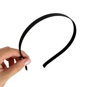 Elegante diadema fina de satén negro minimalista, accesorio básico para el cabello diario.