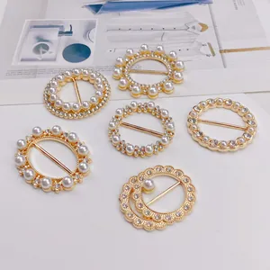Detailansicht von sechs eleganten goldenen Tuchschallen mit Perlen und Kristallen