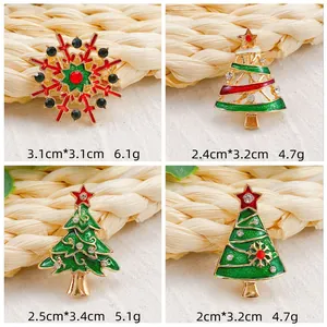 Sammlung von Weihnachtsbaum- und Schneeflocken-Broschen mit Größen- und Gewichtsangaben