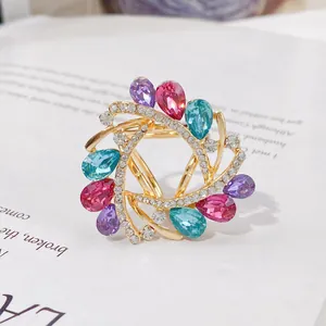 Eleganter bunter Kristallblumen-Schalclip mit goldenem Drei-Ring-Design aus Legierung.