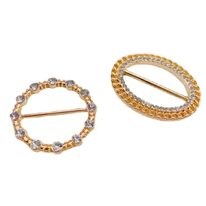 Set mit zwei eleganten goldfarbenen Strass-Schallenschnallen für Hemden und T-Shirt-Knoten.