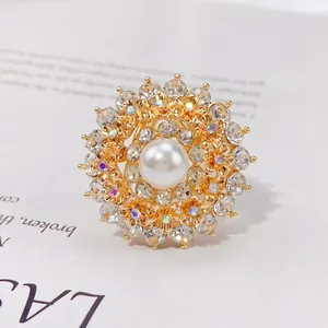 Elegante goldene Kamelien-Schalschnalle mit funkelnden Kristallen und weißer Perle
