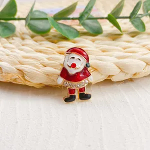 Nahaufnahme einer festlichen Weihnachtsmann-Emaillebrosche mit Kristalldekoration
