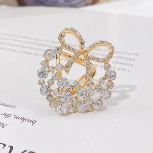 Nahaufnahme eines mit Strass besetzten Kamelienblüten-Schalrings