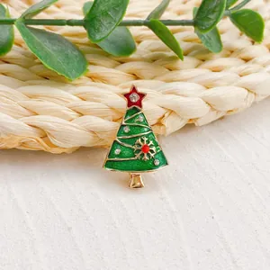 Nahaufnahme einer festlichen grünen Emaille-Weihnachtsbaum-Brosche mit Strasssteinen