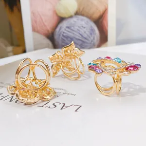 Set aus eleganten Kamelien- und Schmetterlings-Schalschnallen in Gold mit Kristallen
