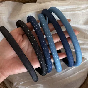 Detailansicht verschiedener Retro-Haarreifen aus Jeansstoff mit Punkten und Unifarben in Blau