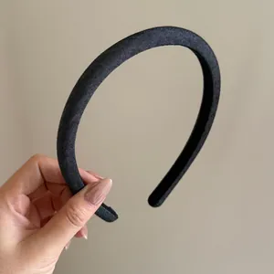 Nahaufnahme eines hochwertigen, dünnen Stirnbands aus dunklem Denim-Strukturstoff.