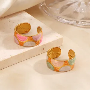 Elegante anillo abierto de acero inoxidable dorado con vibrantes patrones de esmalte de colores