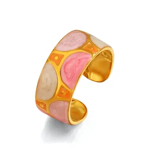 Anillo abierto geométrico de esmalte de colores en acero inoxidable con banda ancha.