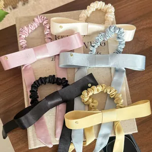 Elegante satijnen haarstrikken in verschillende pastelkleuren op een getextureerde basis