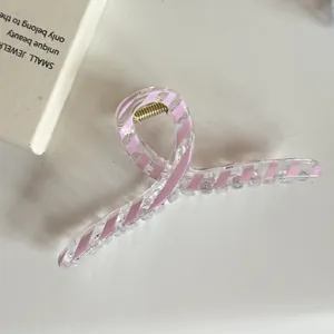 Nahaufnahme einer klaren Haarklammer mit elegantem rosa-weißem Streifenmuster