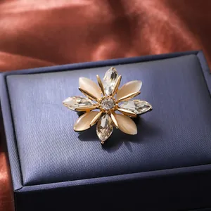 Refinado broche de copo de nieve con piedras de ojo de gato y cristales en caja