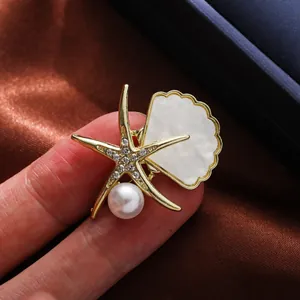 Nahaufnahme einer Vintage-Seestern-Perlenbrosche mit Muscheldetail auf braunem Satin