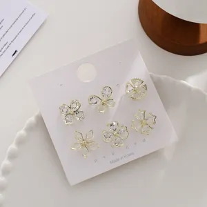 Detailansicht von 6 Kristallblumen- und Schmetterlingsbroschen auf einer Karte
